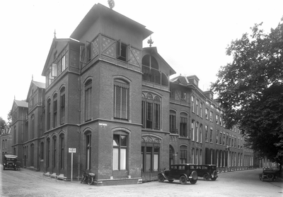 122480 Gezicht op de voorgevel van het Diakonessenhuis(Oudegracht 419) te Utrecht, met centraal, op de hoek van de ...
